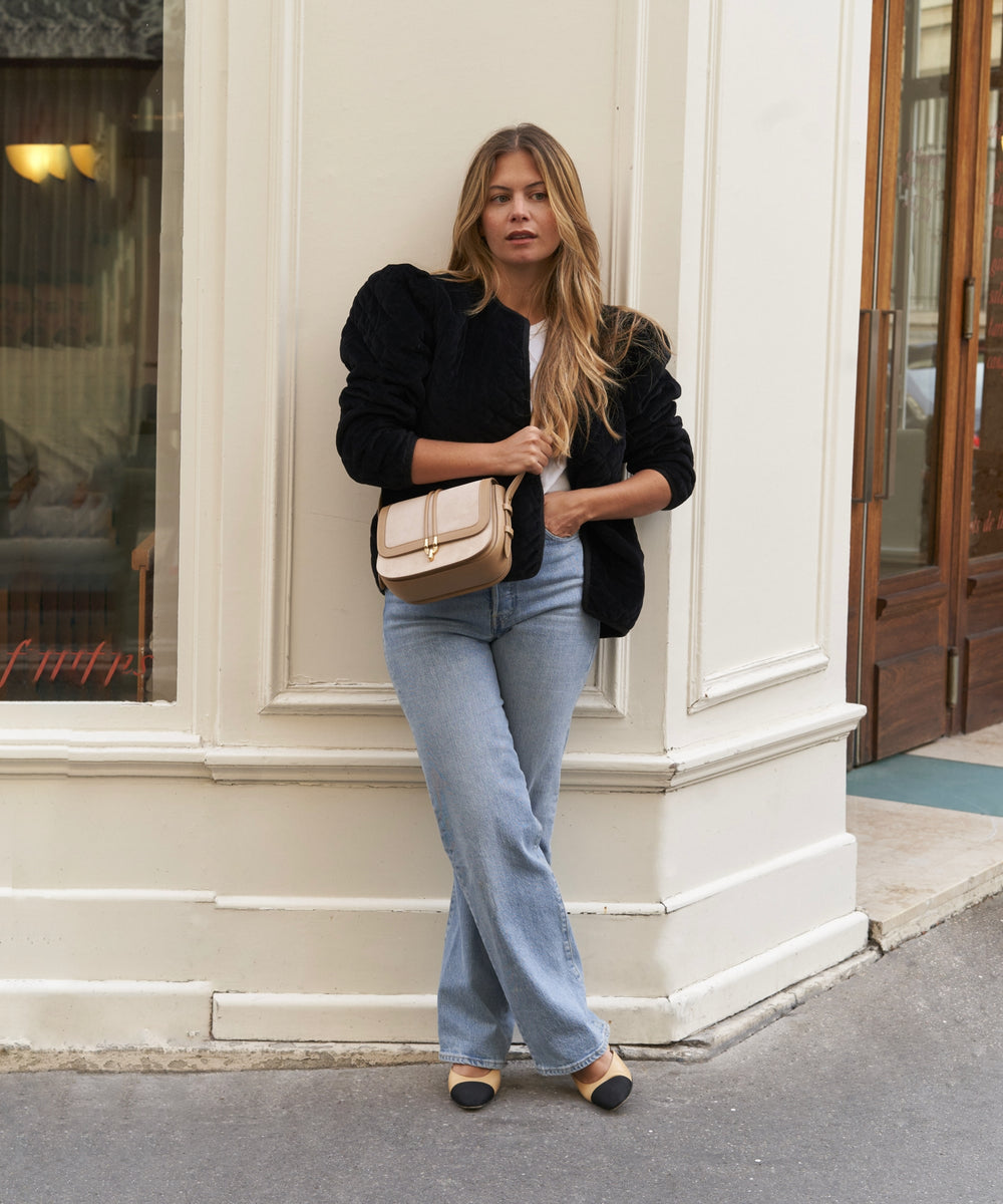 lifestyle-portrait-1-cuir-suede-beige