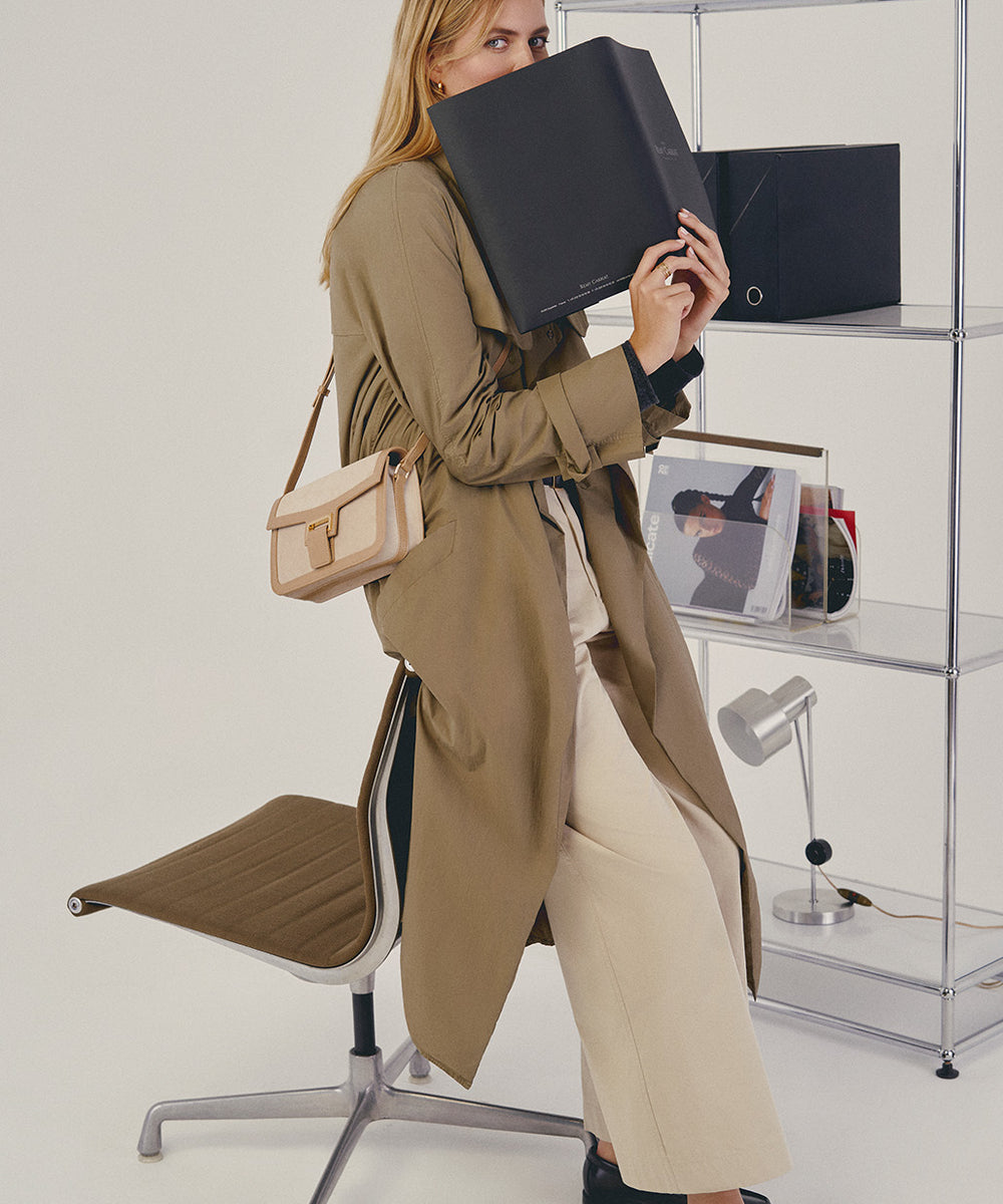 lifestyle-portrait-1-cuir-suede-beige