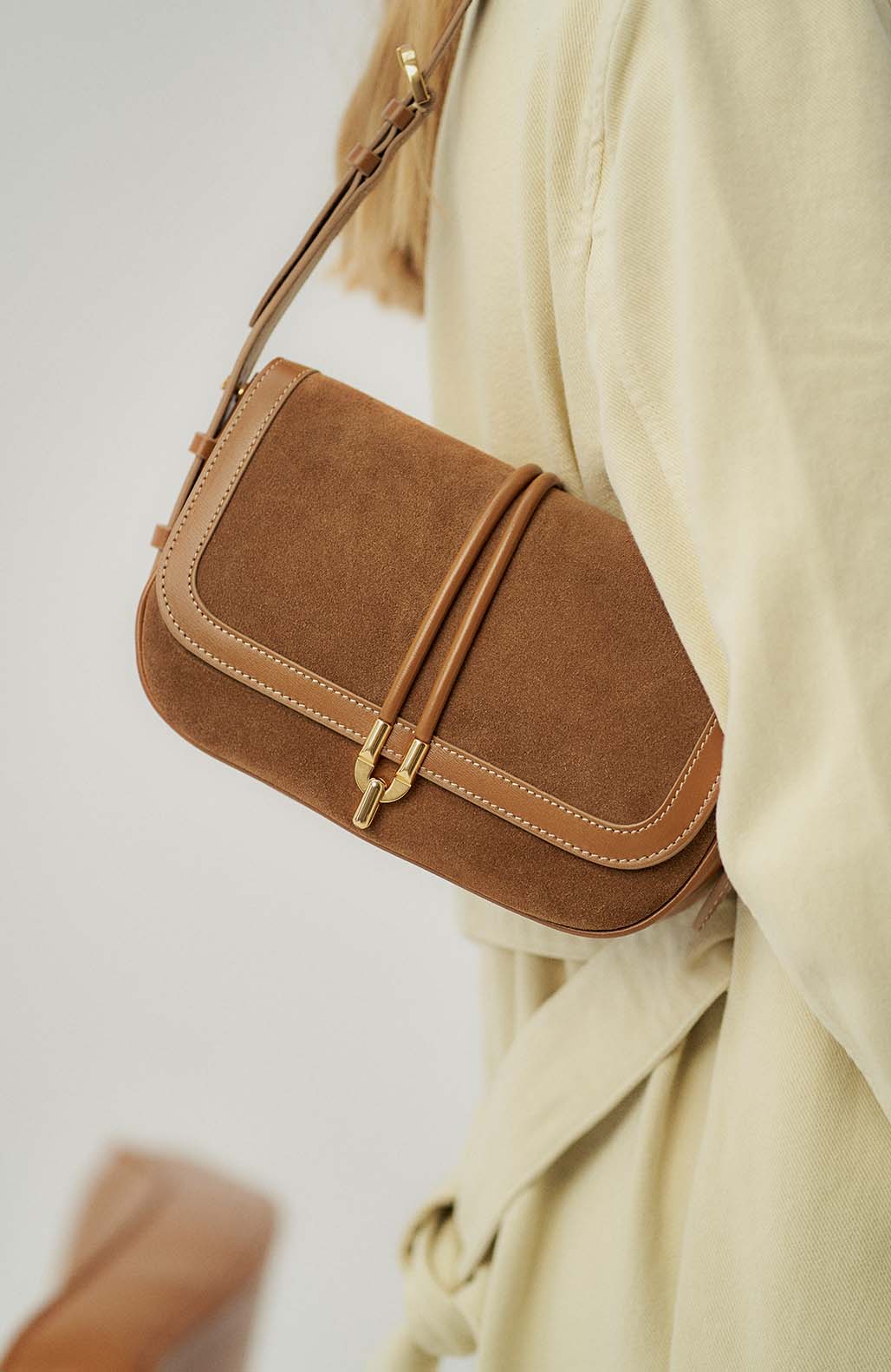lifestyle-portrait-2-cuir-suede-noisette