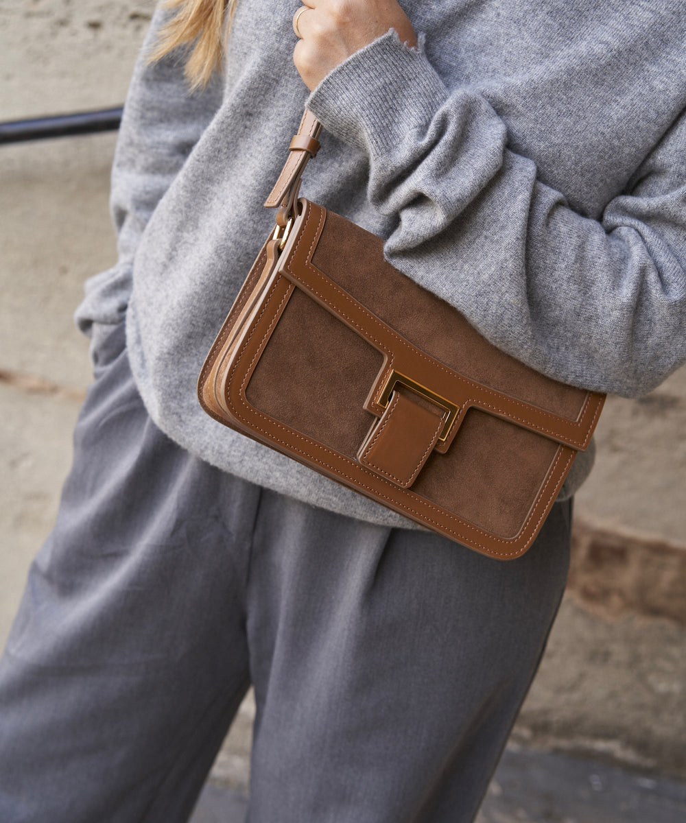 lifestyle-portrait-2-cuir-suede-noisette