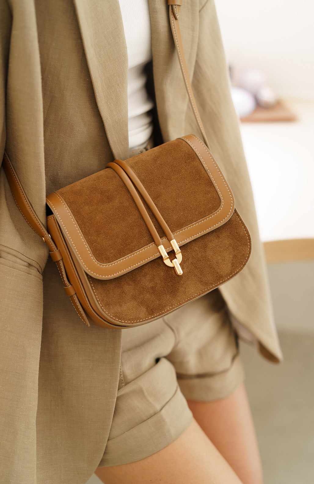 lifestyle-portrait-2-cuir-suede-noisette