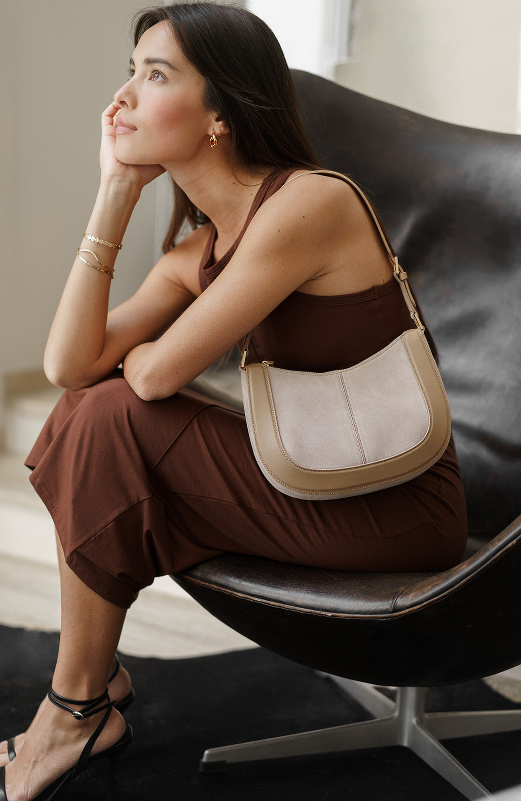 lifestyle-portrait-2-cuir-suede-beige