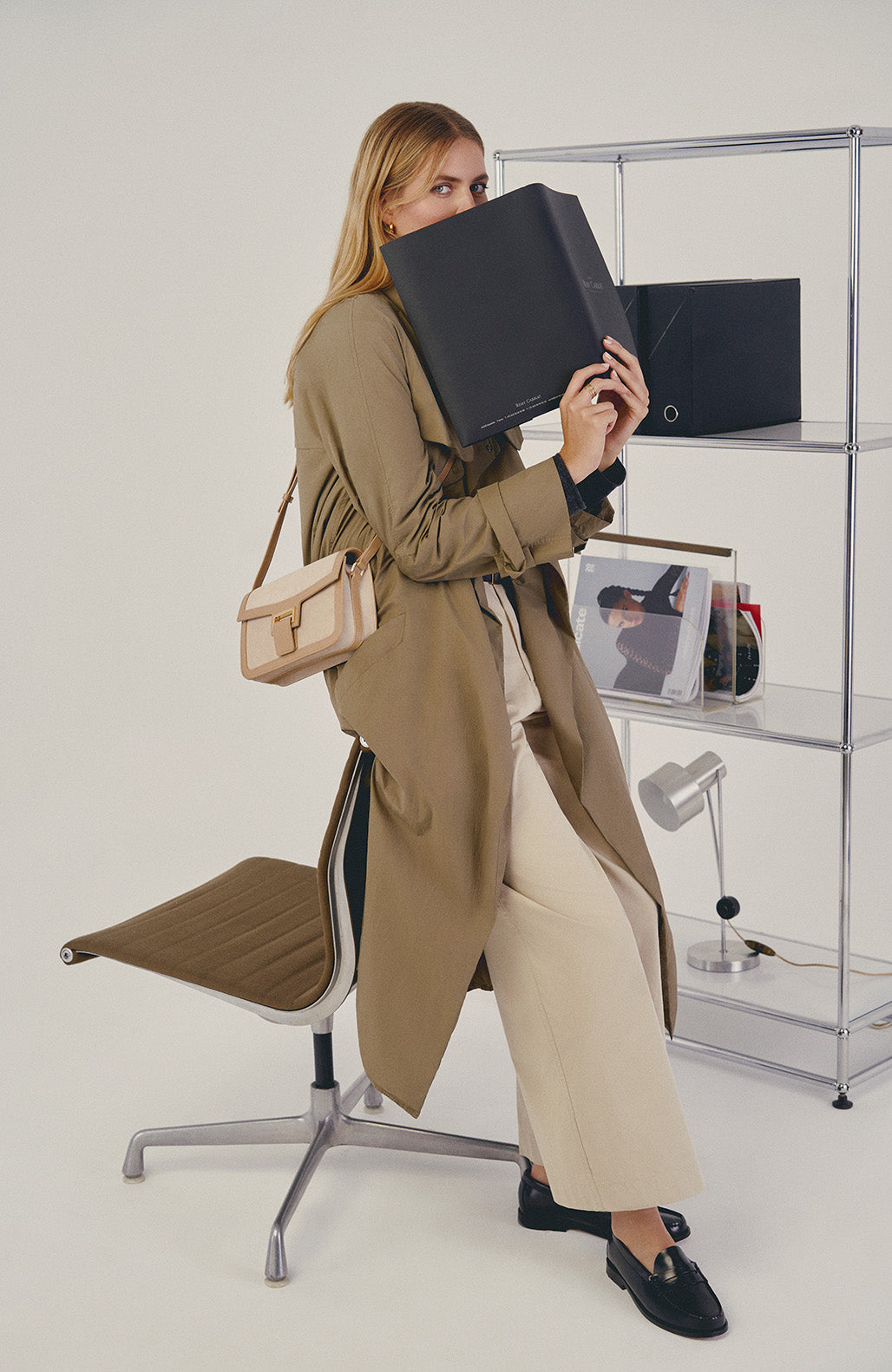 lifestyle-portrait-1-cuir-suede-beige