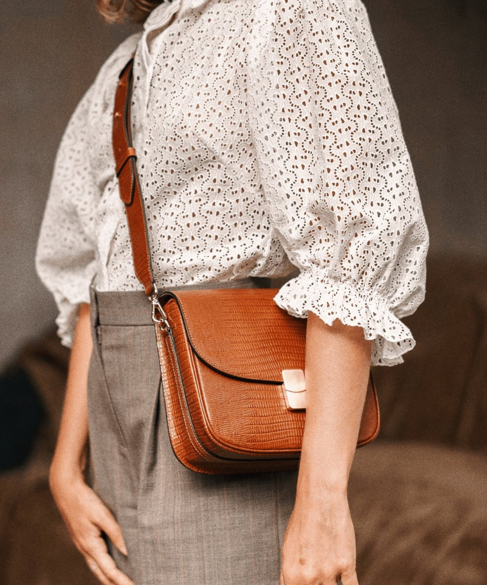 lifestyle-portrait-2-embosse-lezard-camel